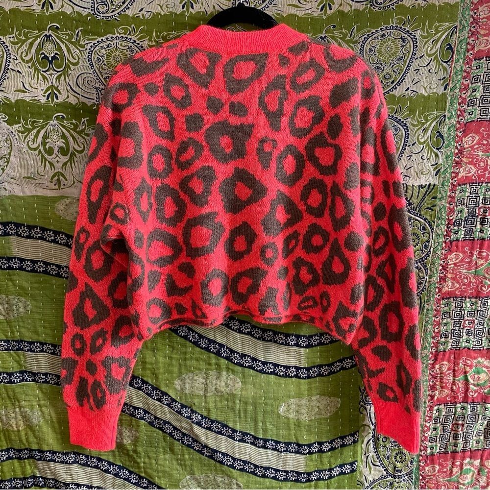 TNA x Aritzia Dayglow Pink/ Soot Animal Print Utica Cropped Sweater Size Small - Picture 11 of 16